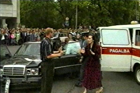 Savivaldybės (dabar - Vinco Kudirkos) aikštėje susprogdintas verslininkas R. Grainys - viena vėlesnių nusikaltėlstamų grupuočių aukų. Nuotraukoje (1995 m.) žiūrovai ir žurnalistai apstoję prabangaus Mercedes nuolaužas.